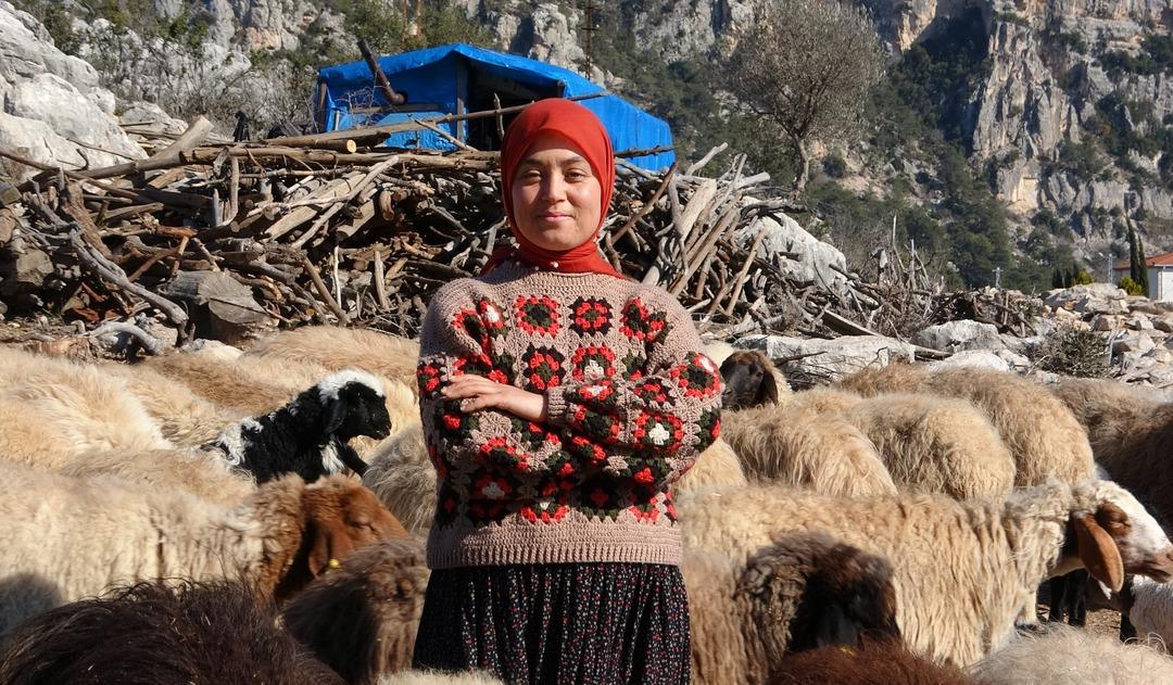 Yörük kızı bayrağı devralan çocuk oldu: Diplomasını aldı, köyüne döndü 6