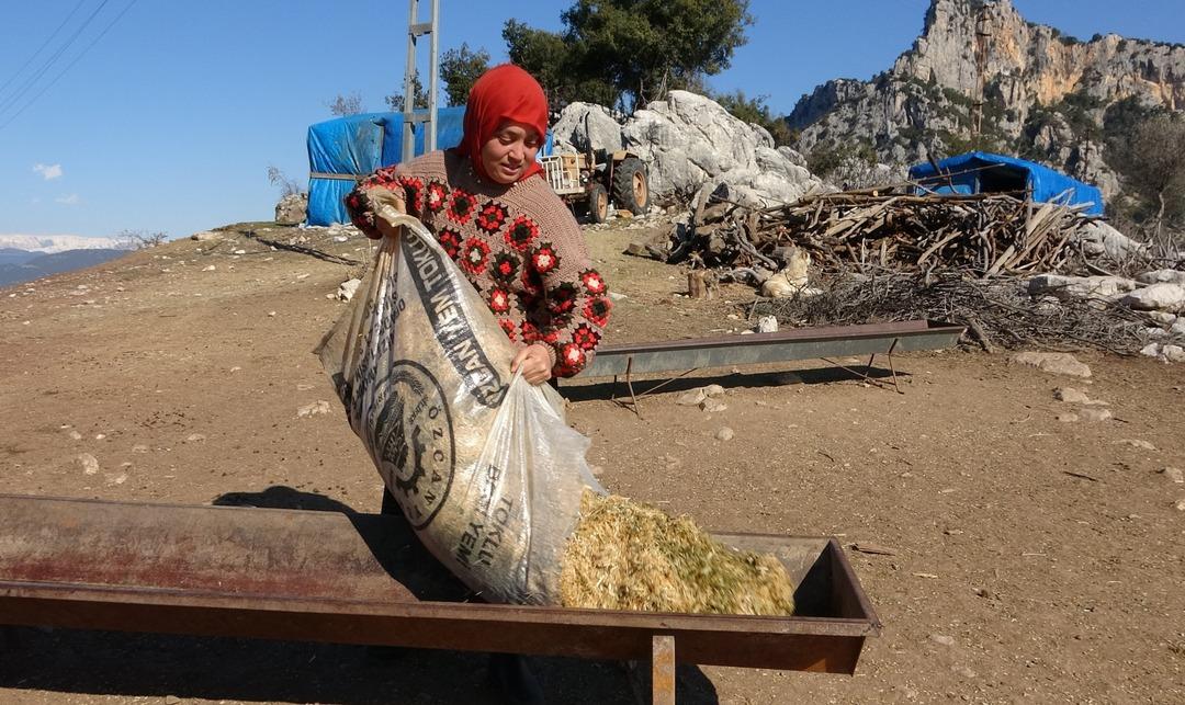 Yörük kızı bayrağı devralan çocuk oldu: Diplomasını aldı, köyüne döndü 7