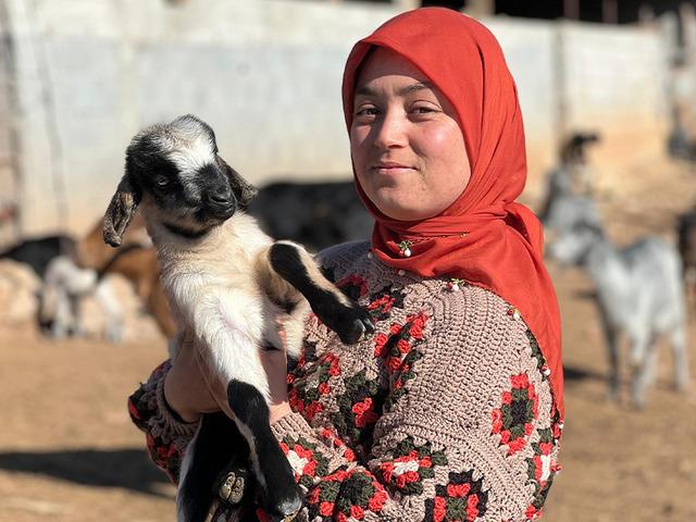 Y&ouml;r&uuml;k kızı 'bayrağı devralan &ccedil;ocuk' oldu: Diplomasını aldı, k&ouml;y&uuml;ne d&ouml;nd&uuml;