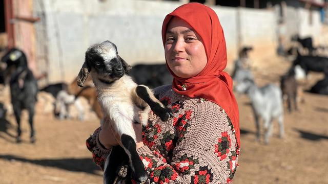 Yörük kızı 'bayrağı devralan çocuk' oldu: Diplomasını aldı, köyüne döndü