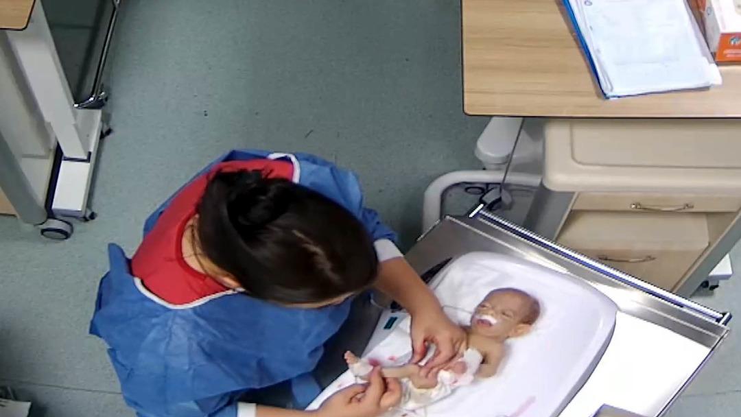 5 g&uuml;nl&uuml;k bebek uğradığı şiddet nedeniyle engelli kaldı! Kahreden g&ouml;r&uuml;nt&uuml;ler ortaya &ccedil;ıktı 5