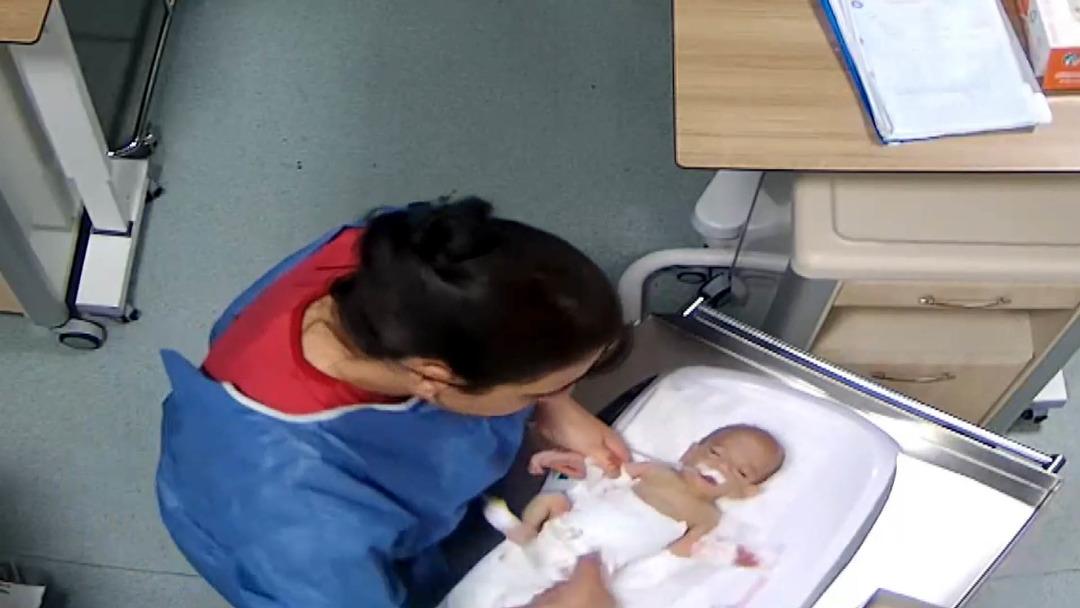 5 g&uuml;nl&uuml;k bebek uğradığı şiddet nedeniyle engelli kaldı! Kahreden g&ouml;r&uuml;nt&uuml;ler ortaya &ccedil;ıktı 4