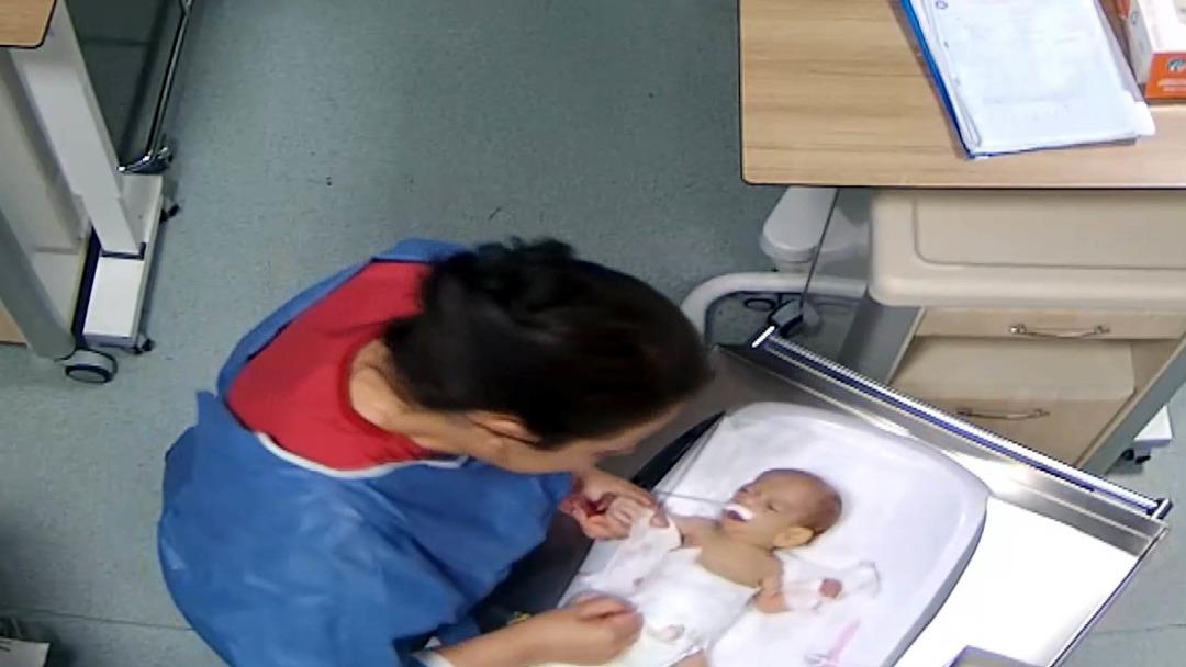 5 g&uuml;nl&uuml;k bebek uğradığı şiddet nedeniyle engelli kaldı! Kahreden g&ouml;r&uuml;nt&uuml;ler ortaya &ccedil;ıktı 3