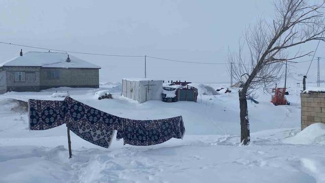 Ağrı’da köyler kışın tamamen kar altında kaldı