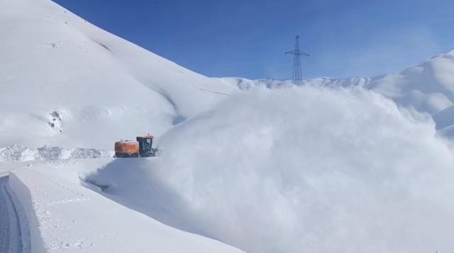 Hakkari&rsquo;de karla m&uuml;cadele: 294 yerleşim yerinin yolu ulaşıma a&ccedil;ıldı 2
