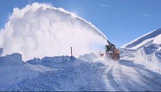 Hakkari&rsquo;de karla m&uuml;cadele: 294 yerleşim yerinin yolu ulaşıma a&ccedil;ıldı