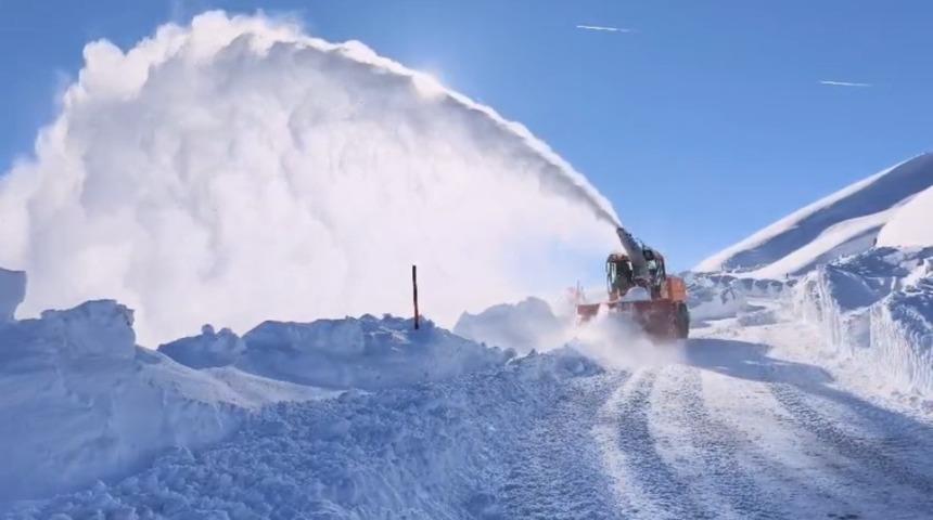 Hakkari&rsquo;de karla m&uuml;cadele: 294 yerleşim yerinin yolu ulaşıma a&ccedil;ıldı