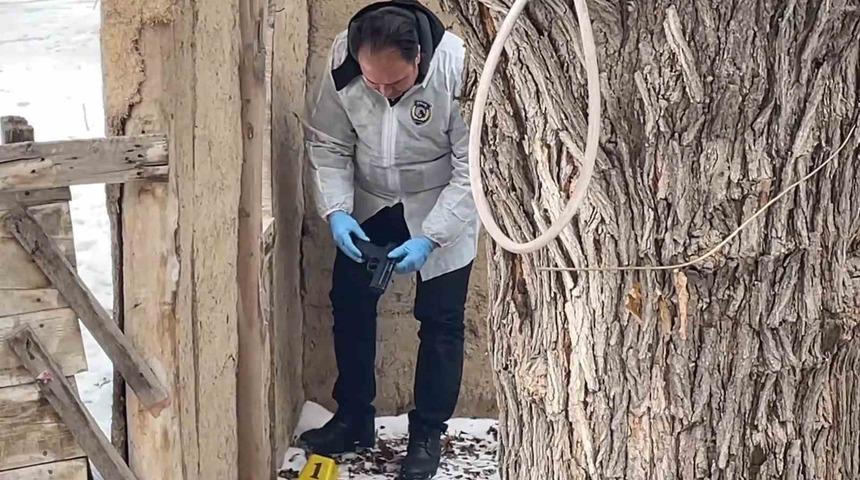 Karaman&rsquo;da polisten ka&ccedil;arken metruk eve tabanca atan 2 ş&uuml;pheli yakalandı