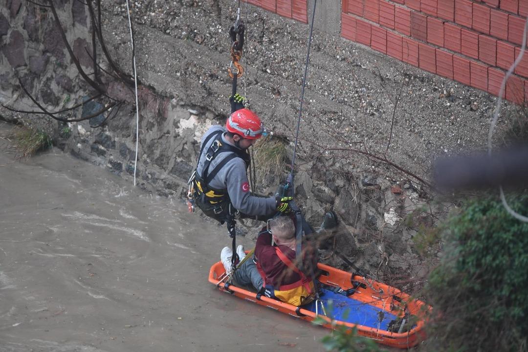 Dere yatağına inmişti: Su seviyesi birden y&uuml;kseldi! Zamana karşı yarış 1