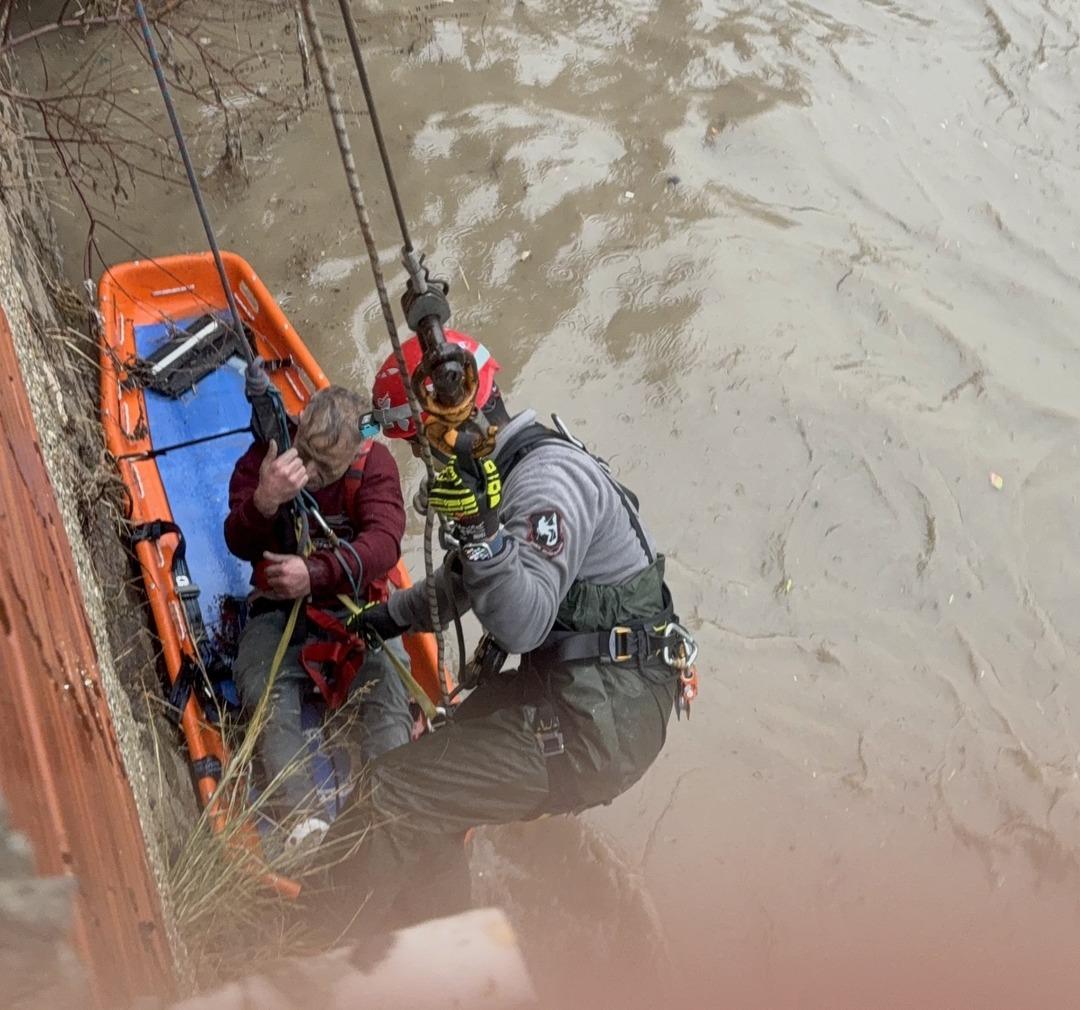 Dere yatağına inmişti: Su seviyesi birden y&uuml;kseldi! Zamana karşı yarış 4