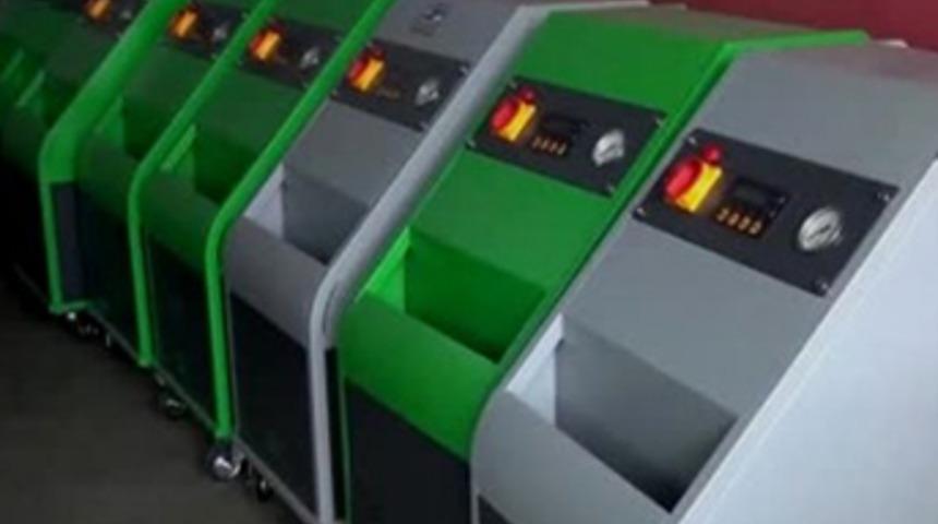 Kendi buluşuyla otomobil kalorifer temizliğini sökmeden yapıyor