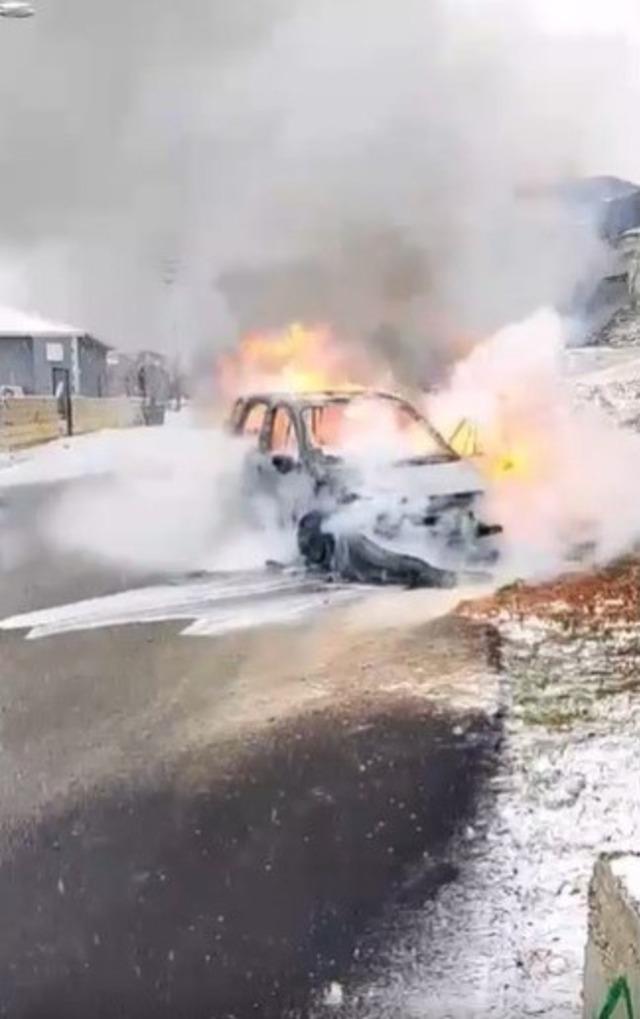 Seyir halindeki otomobil alev alev yandı 1