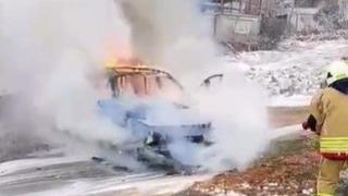 Seyir halindeki otomobil alev alev yandı