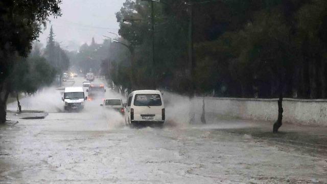 Muğla’da sağanak yağış etkili oluyor