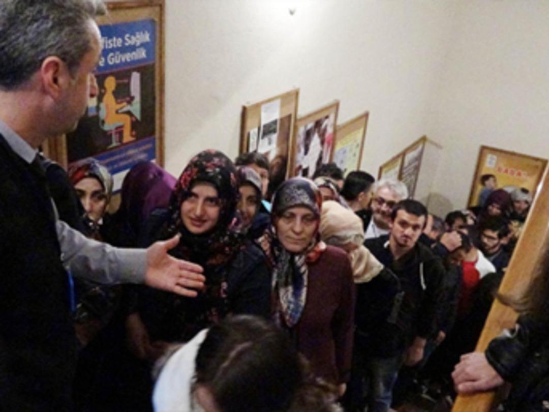 Rize&rsquo;de 2 bin kişinin işe alınacağını duyan sıraya girdi