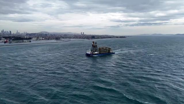 Osman Gazi y&uuml;zer &uuml;retim platformunun par&ccedil;aları ile Yıldırım Sondaj Gemisi&rsquo;nin kulesini taşıyan dev platform gemisi İstanbul Boğazı&rsquo;ndan ge&ccedil;iyor. 1