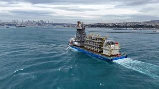 Son dakika: Osman Gazi y&uuml;zer &uuml;retim platformunun par&ccedil;aları ile Yıldırım Sondaj Gemisi&rsquo;nin kulesini taşıyan dev platform gemisi İstanbul Boğazı&rsquo;ndan ge&ccedil;iyor.
