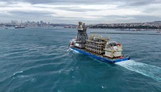 Osman Gazi y&uuml;zer &uuml;retim platformunun par&ccedil;aları ile Yıldırım Sondaj Gemisi&rsquo;nin kulesini taşıyan dev platform gemisi İstanbul Boğazı&rsquo;ndan ge&ccedil;iyor.