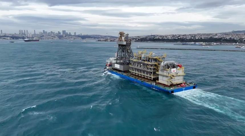 Osman Gazi y&uuml;zer &uuml;retim platformunun par&ccedil;aları ile Yıldırım Sondaj Gemisi&rsquo;nin kulesini taşıyan dev platform gemisi İstanbul Boğazı&rsquo;ndan ge&ccedil;iyor.
