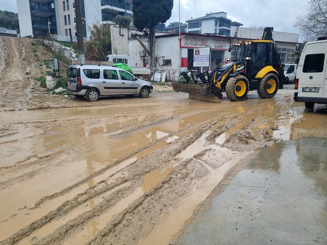 İki ayrı ili sel vurdu! Ara&ccedil;lar s&uuml;r&uuml;klendi, denizin rengi değişti 5