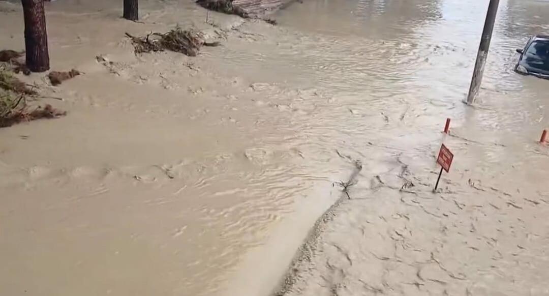 İki ayrı ili sel vurdu! Ara&ccedil;lar s&uuml;r&uuml;klendi, denizin rengi değişti 4