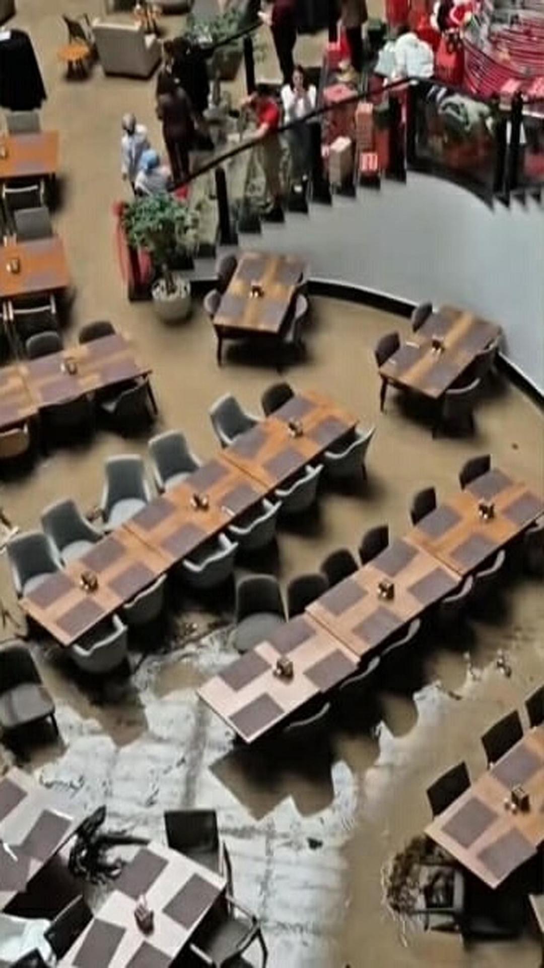 İki ayrı ili sel vurdu! Ara&ccedil;lar s&uuml;r&uuml;klendi, denizin rengi değişti 2