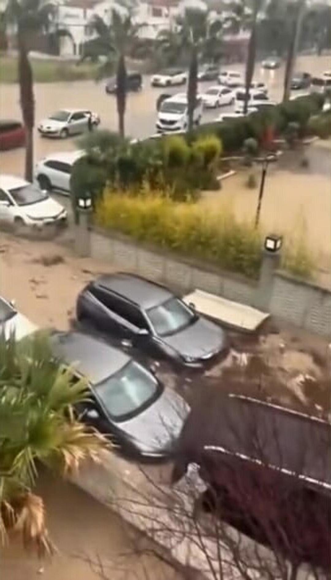 İki ayrı ili sel vurdu! Ara&ccedil;lar s&uuml;r&uuml;klendi, denizin rengi değişti 1