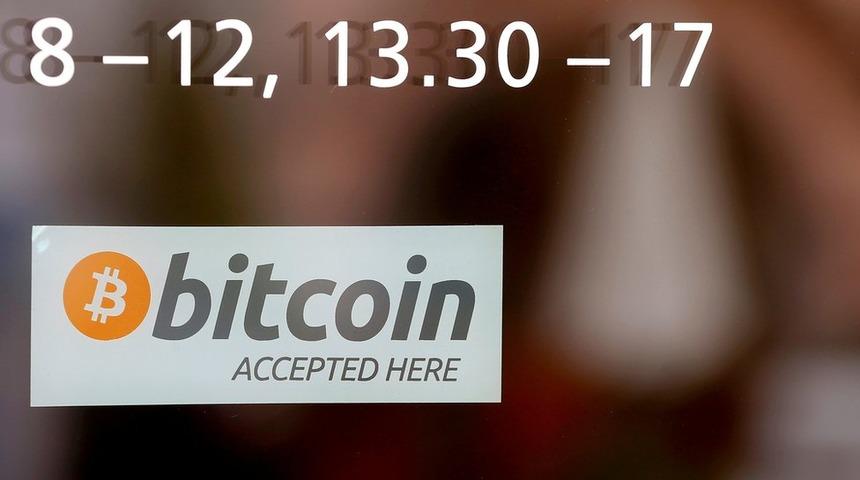 Bitcoinin değeri altını geçti