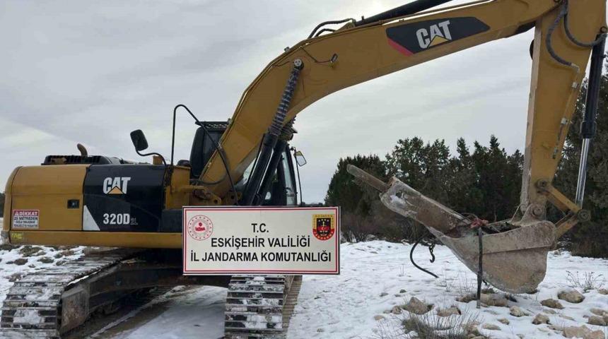 Ka&ccedil;ak kazı yapan 8 ş&uuml;pheli su&ccedil;&uuml;st&uuml; yakalandı