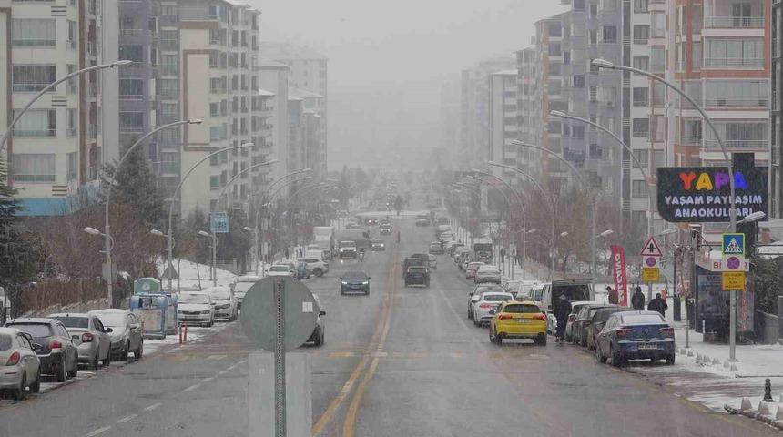 Malatya&rsquo;da kar ve sis etkili oluyor