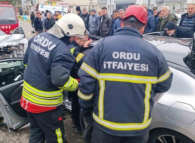Ordu&rsquo;da otomobiller &ccedil;arpıştı: 3&rsquo;&uuml; ağır 5 yaralı 1