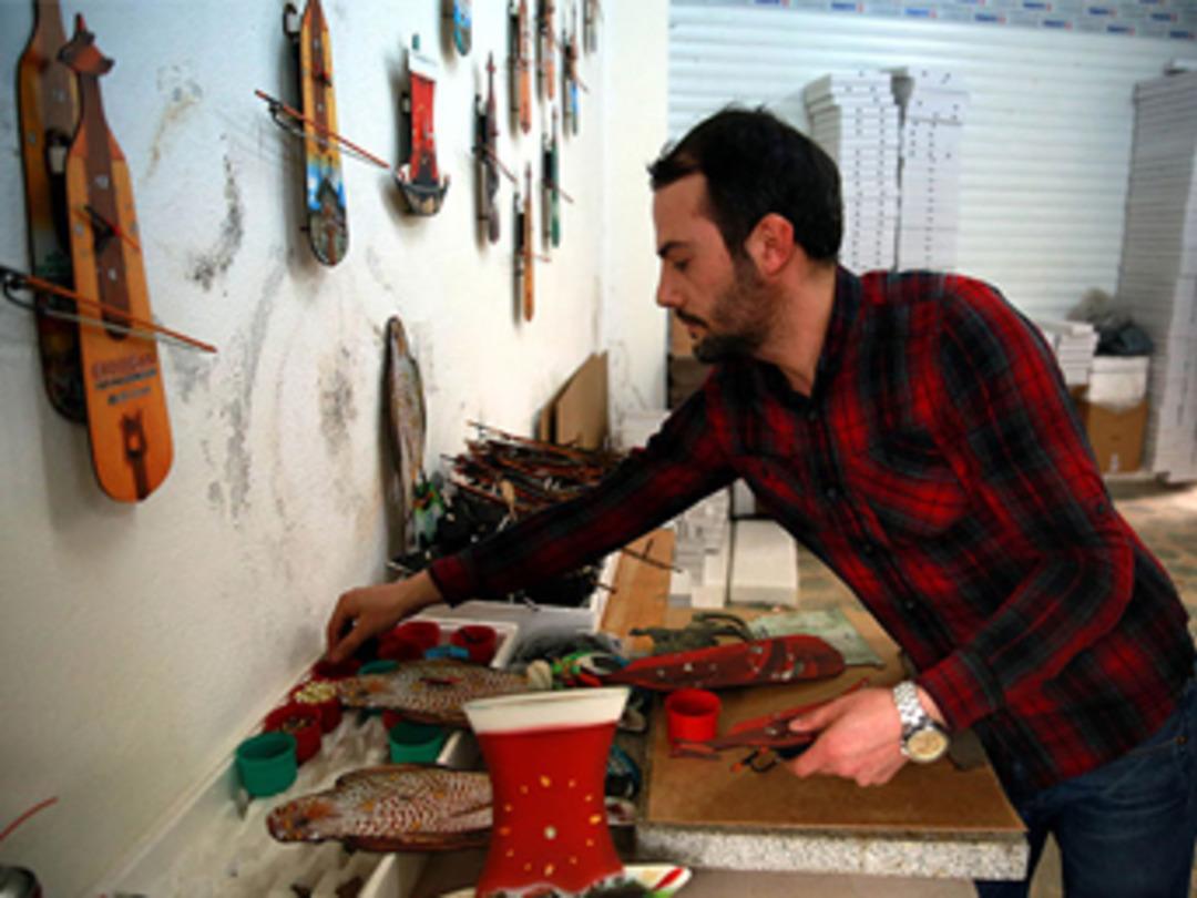 Bozulan duvar saatini onanırken, kendi markasını &uuml;retti