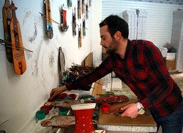 Bozulan duvar saatini onanırken, kendi markasını üretti