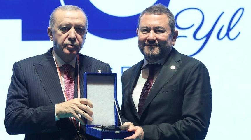 Erdoğan&rsquo;dan İzmirli iş insanı Nazım Torbaoğlu&rsquo;na anlamlı plaket