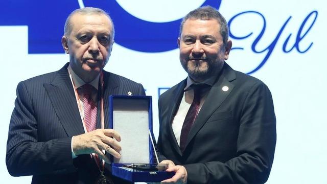 Erdoğan’dan İzmirli iş insanı Nazım Torbaoğlu’na anlamlı plaket