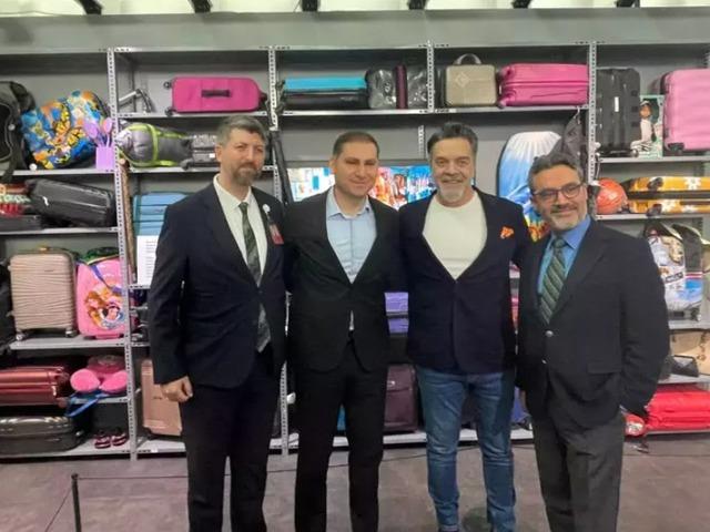 Beyazıt &Ouml;zt&uuml;rk'&uuml;n 'Havalimanında Unutulan Eşyalar' sergisi a&ccedil;ıldı