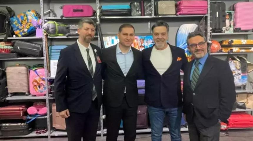 Beyazıt &Ouml;zt&uuml;rk'&uuml;n 'Havalimanında Unutulan Eşyalar' sergisi a&ccedil;ıldı