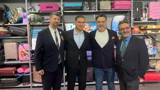 Beyazıt Öztürk'ün 'Havalimanında Unutulan Eşyalar' sergisi açıldı