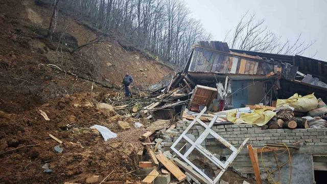 Bor&ccedil;ka&rsquo;da kar sonrası toprak kayması yaşandı 1