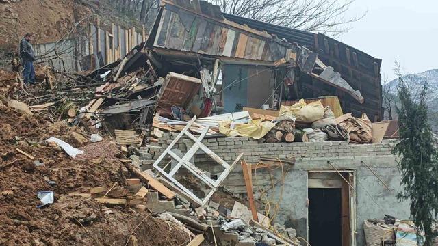 Borçka’da kar sonrası toprak kayması yaşandı