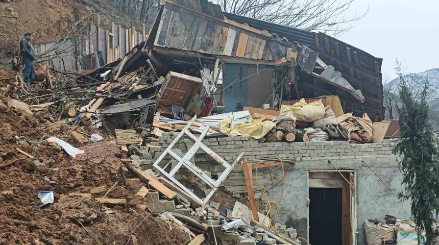 Bor&ccedil;ka&rsquo;da kar sonrası toprak kayması yaşandı