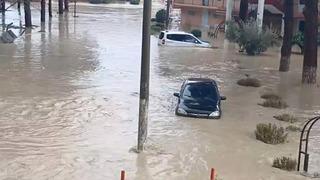 İki ayrı ili sel vurdu! Araçlar sürüklendi, denizin rengi değişti