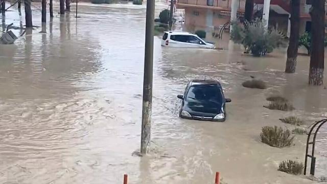 İki ayrı ili sel vurdu! Araçlar sürüklendi, denizin rengi değişti