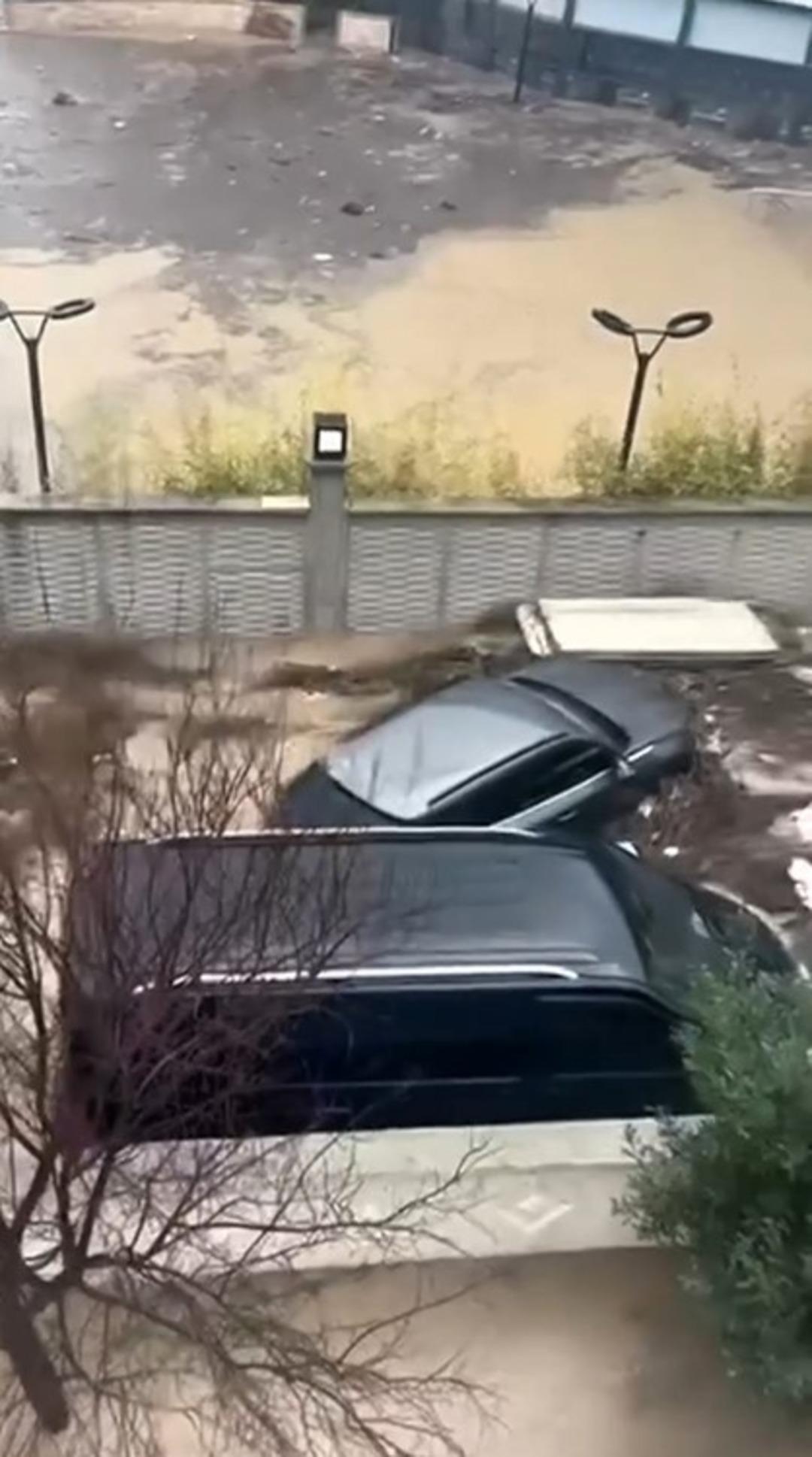 İki ayrı ili sel vurdu! Ara&ccedil;lar s&uuml;r&uuml;klendi, denizin rengi değişti 3