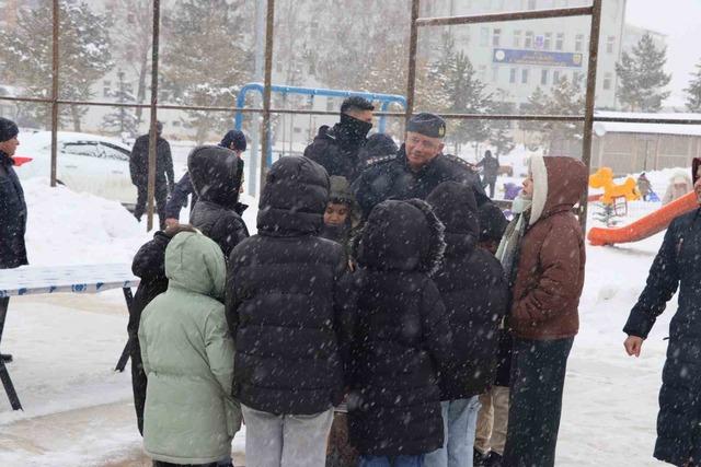 Jandarma &ccedil;ocuklar i&ccedil;in kızak şenliği d&uuml;zenledi 2