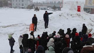 Jandarma çocuklar için kızak şenliği düzenledi