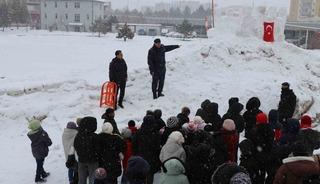 Jandarma &ccedil;ocuklar i&ccedil;in kızak şenliği d&uuml;zenledi