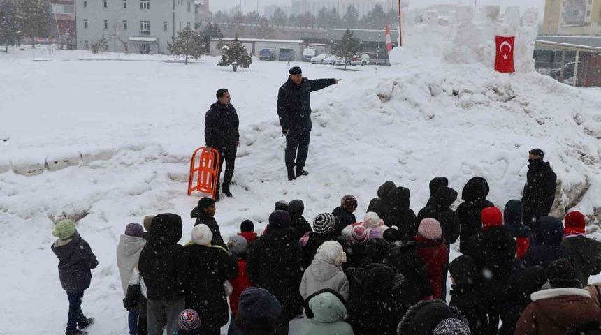 Jandarma &ccedil;ocuklar i&ccedil;in kızak şenliği d&uuml;zenledi