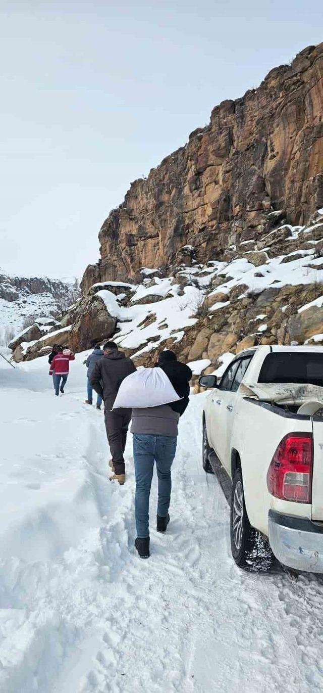 Muradiye&rsquo;de yaban hayvanları i&ccedil;in doğaya yem bırakıldı 1