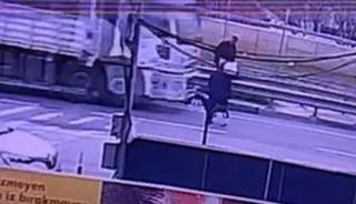 Kamyonun &ccedil;arptığı 77 yaşındaki yaya hayatını kaybetti